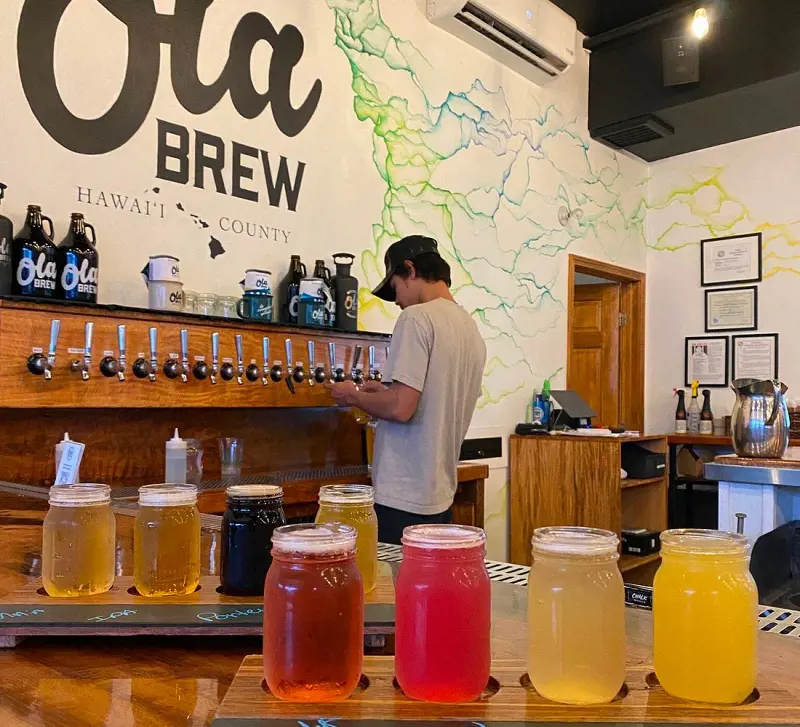 A person at Ola Brew filling up the beverages
