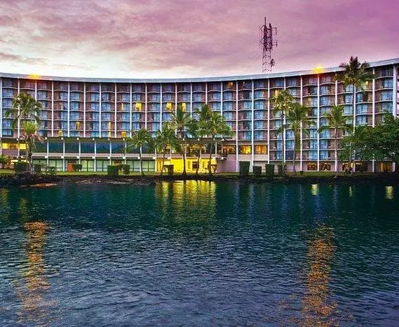 A beautiful evening shot of the well-lit Hilo Hawaiian Hotel