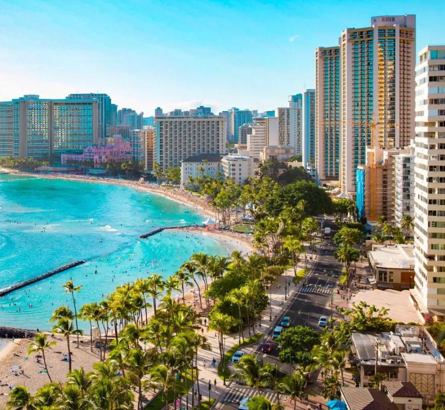 A beautiful view of the beachside hotel and resorts in Honolulu, Hawaii
